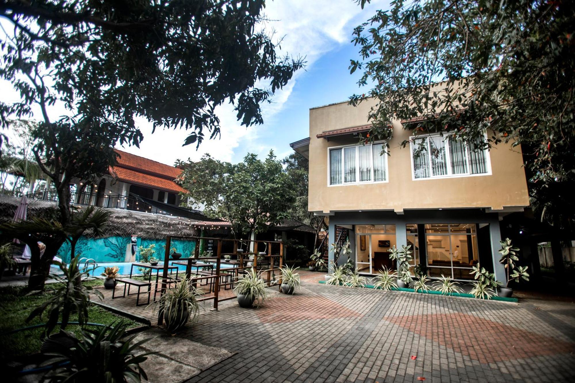 Supreme Dambulla Hotel Exterior photo